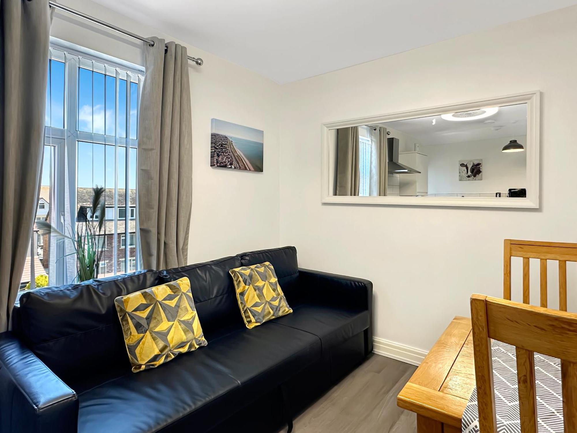 Granada Apartments Queen'S Promenade Blackpool Exterior photo